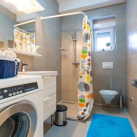 Lucius 2 By Interhome Apartman